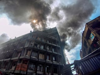 Un edificio con instalaciones mercantiles en el centro de Lagos, la capital comercial de Nigeria, se incendió hoy. (EFE)