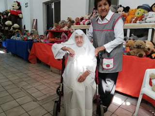 A sus 92 años, Sor Josefa Limia tiene energía para encargarse del Bazar Navideño y de la Capilla de la Casa del Anciano dr. Samuel Silva. (VIRGINIA HERNÁNDEZ)