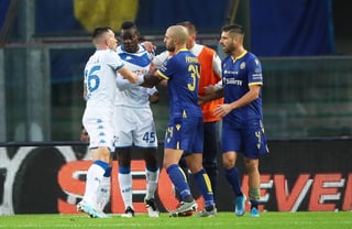 El internacional italiano Mario Balotelli (45) fue víctima de los cánticos racistas de una parcialidad de público del Hellas Verona. (EFE)