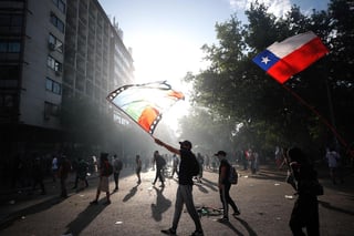 Manifestantes protestan durante una nueva jornada de movilizaciones en contra del Gobierno de Chile. (EFE)