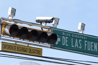 Algunas de las cámaras de vigilancia se han colocado sobre semáforos, letreros e incluso bajo los puentes peatonales, principalmente en las vialidades de mayor tránsito en el municipio de Torreón. (FERNANDO COMPEÁN)