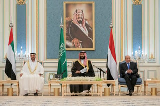 El principe Mohamed bin Salman (c), aseguró que el acuerdo abre una etapa nueva de estabilidad. (EFE)