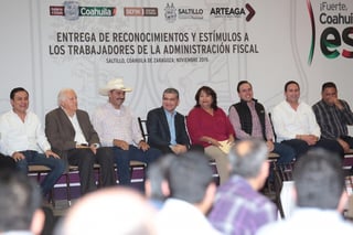 El gobernador Miguel Riquelme reconoció la labor de empleados que se han desempeñado en la Administración por décadas.