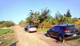  Esta mañana fueron encontradas tres camionetas sobre un camino de terracería en el poblado de San Nicolás de Ocotillo, en el municipio de Tonalá, con siete cuerpos sin vida en su interior. (ESPECIAL)