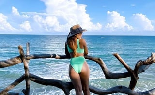 Tras haber disfrutado de unas relajantes vacaciones, Danna Paola compartió con sus seguidores una fotografía en la que posa sensual en playas de la Riviera Maya. (INSTAGRAM)