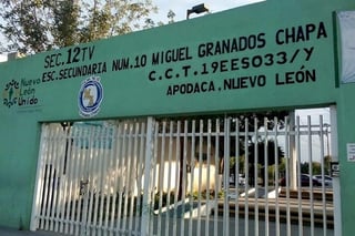 El alumno fue expulsado por la directora de la Secundaria No. 10 'Miguel Ángel Granados Chapa', de Nuevo León. 