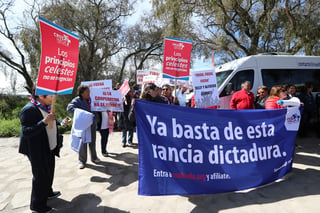 Socios de la Cooperativa Cruz Azul se manifestaron ayer en las instalaciones de la Federación Mexicana de Futbol, mostraron su rechazo hacia los hermanos Álvarez y también Víctor Garcés. (AGENCIAS)