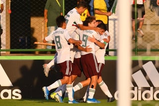 Jugadores de la Selección Sub-17 celebran tras marcar el primer tanto del juego. (CORTESÍA) 