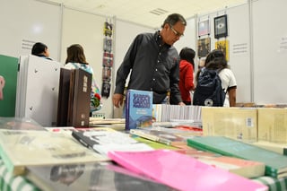 Afluencia. Hasta el cuarto día de actividades, la primera Feria del Libro Región Laguna ha recibido a 5 mil personas. (EL SIGLO DE TORREÓN)