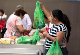 En Coahuila, los comercios utilizan bolsas de plástico para entregar su mercancía. Sin embargo, esta práctica terminará el 15 de enero. (ARCHIVO)
