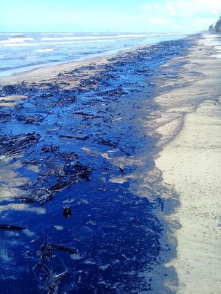 Petróleos Mexicanos (Pemex) señaló que no detectó indicios de algún derrame por la operación de plataformas petroleras, luego que se reportó la presencia de hidrocarburo en una franja de playas en el municipio de Paraíso, por lo cual pudo tratarse de una emanación natural. (ARCHIVO)