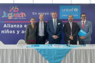 Unidos. El Juguetón de TV Azteca y UNICEF firmaron ayer una alianza de tres años titulada A favor de niñas, niños y adolescentes en México. (Cortesía tv azteca)
