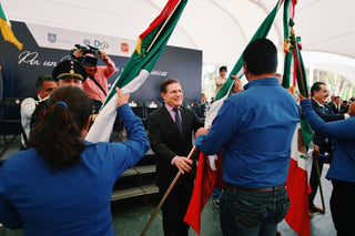 El gobernador José Aispuro Torres estuvo presente en el evento cívico, considerado el más grande en la historia de Durango. (CORTESÍA)