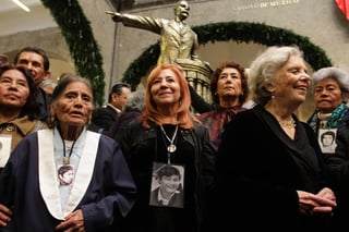 Durante los últimos 40 años, Rosario Piedra Ibarra (centro) caminó junto a su madre, la luchadora social Rosario Ibarra de Piedra. Caminaron por todo el país como compañeras del Comité Eureka en busca de desaparecidos, exigiendo verdad y justicia para sus familias. (ARCHIVO)