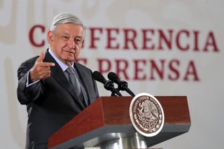 El presidente de México, Andrés Manuel López Obrador, anunció este viernes que enviará una iniciativa de ley para que se eleven a rango constitucional la pensión a adultos mayores, a personas con discapacidad y el derecho a becas. (EFE)