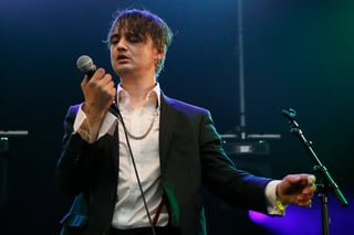 En París. Pete Doherty fue detenido por comprar estupefacientes, el cantante ya había consumido una parte de la sustancia. (AP)