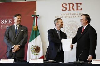 El representante de la compañía signó la carta de intención, acompañado por Marcelo Ebrard.
