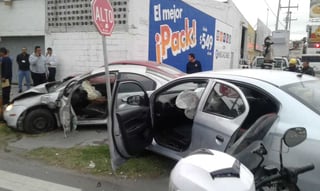 Dos de los autos involucrados en el accidente terminaron en la banqueta; hay una persona lesionada y daños por 65 mil pesos.