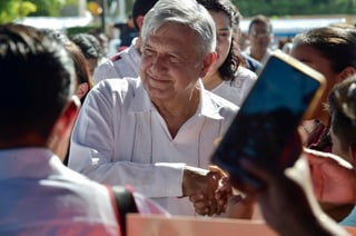 Andrés Manuel López Obrador afirmó que el Tren Maya reactivará la economía del suresre del país y dejó en claro que los pueblos indígenas serán consultados sobre esta obra. (ARCHIVO)