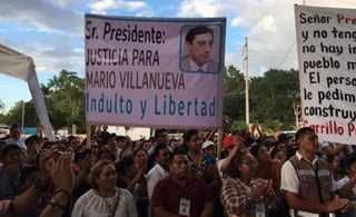 
'Señor Presidente: Justicia para Mario Villanueva, indulto en libertad' y 'Señor Presidente. Somos la familia que sufre injusticia. Mario es Inocente', se leía en las mantas con el retrato del exmandatario. (EL UNIVERSAL)