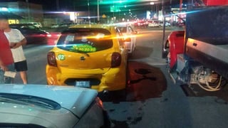 Joven conductor provoca choque carambola en calles de Torreón; los daños se estimaron en 60 mil pesos. (EL SIGLO DE TORREÓN)