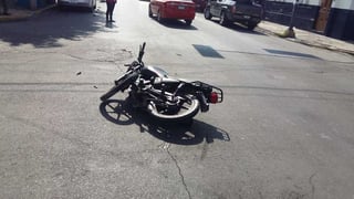 El motociclista se impactó contra el costado derecho delantero de una camioneta de la marca Honda. (EL SIGLO DE TORREÓN)