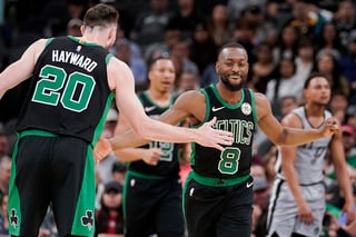 Kemba Walker y Gordon Hayward (d), de los Celtics, festejan un enceste durante el partido de ayer.