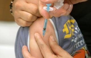 El Club Rotario Centenario pidió a las familias acudir a vacunarse para prevenir enfermedades virales en esta época del año. (ARCHIVO)