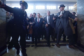 Cinta. El Irlandés, de Martin Scorsese, en la que aparecen Robert De Niro (2-d) interpretando a 'Frank Sheeran', Al Pacino (c) como 'Jimmy Hoffa' y Ray Romano (2-i) como 'Bill Bufalino'.