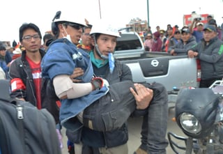 La caravana de mineros se dirigía a La Paz para sumarse a protestas contra el presidente del país. (EFE)