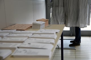 En un día de frío y lluvia en gran parte del país, los cerca de 23,000 centros de votación abrieron a las 9 horas (8 GMT) - cerrarán a las 20 horas (19 GMT) - para que 37 millones de españoles puedan ejercer el derecho de sufragio. (ARCHIVO)