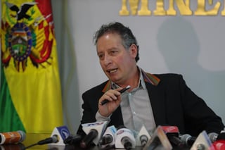 El ministro boliviano de Minería, César Navarro, renunció este domingo a su cargo de forma 'irrevocable' después de que una turba incendiara su casa en la ciudad andina de Potosí, en medio de la crisis política posterior a las elecciones. (ARCHIVO)