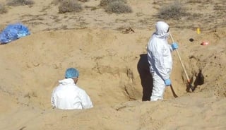 Fueron los expertos quienes llevaron a cabo la excavación en cinco fosas. Los restos localizados fueron luego trasladados a la ciudad de Hermosillo. (AGENCIAS)