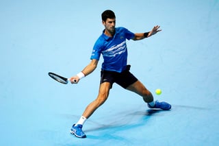 Novak Djokovic no tuvo problemas para derrotar 6-2, 6-1 a Matteo Berrettini, en las Finales de la ATP. (EFE)