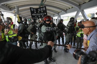 Es la tercera ocasión en que el fuego real de la policía de Hong Kong hiere a manifestantes. (EFE)
