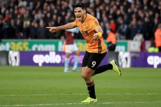 Celebra Raúl Jiménez luego de marcar el segundo tanto de los 'Wolves' en la victoria 2-1 sobre el Aston Villa. (Cortesía Wolverhampton)