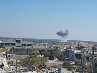Ataques aéreos rusos en el sur de la provincia de Idlib dejaron siete civiles muertos, entre ellos tres niños. (AGENCIAS)
