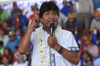 Morales, quien este domingo anunció su renuncia tras dos semanas de protesta en las calles por quienes le acusan de fraude electoral, tildó en su cuenta de Twitter a ambos opositores de 'discriminadores y conspiradores'. (ARCHIVO)