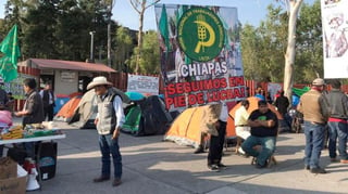 Campesinos de distintas organizaciones protestan afuera de la Cámara de Diputados para exigir mayor presupuesto en 2020 para el agro mexicano, tema que será revisado a partir de mañana martes. (ESPECIAL)