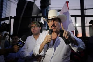 El expresidente de Honduras Manuel Zelaya dijo este lunes que Evo Morales acaba de afrontar un golpe de Estado en Bolivia, que comparó con el que sufrió él el 28 de junio de 2009. (ARCHIVO)