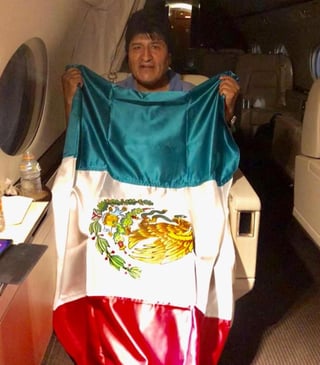 El exmandatario boliviano aparece cubriéndose con una bandera de México. (ESPECIAL)
