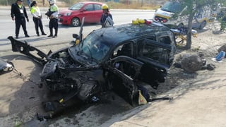 Conductor destroza su auto al chocar contra estructura metálica del periférico; hay tres heridos. (EL SIGLO DE TORREÓN)