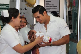 Fue dado de alta el bebé prematuro que permaneció durante cuatro meses en el área de cuneros patológicos del IMSS en Gómez Palacio. (FABIOLA P. CANEDO/EL SIGLO DE TORREÓN)