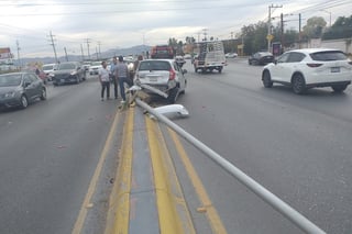 La conductora se impactó con otro vehículo y una luminaria. (EL SIGLO DE TORREÓN)