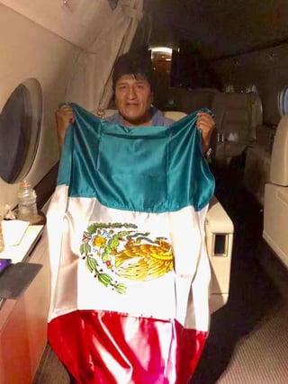 La fotografía del expresidente boliviano fue divulgada por el titular de la SRE, Marcelo Ebrard. (NOTIMEX)