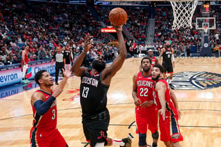 James Harden continúa con su gran inicio de campaña, y ayer metió 39 puntos en el triunfo de los Rockets 122-116 ante los Pelicans. (AP)