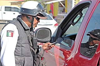 En Operativos de Regularización Vehicular en Lerdo han infraccionado a más de 300 conductores. (EL SIGLO DE TORREÓN/JOEL MENDOZA) 