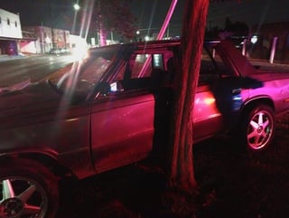 Conductor impactó su auto contra luminaria y un árbol, después abandonó el vehículo y huyó corriendo. (EL SIGLO DE TORREÓN)