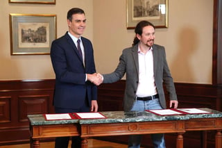 El presidente en funciones Pedro Sánchez y el líder de Unidas Podemos, Pablo Iglesias, anunciaron el acuerdo, según el cual Sánchez sería presidente e Iglesias su vicepresidente. (EFE)