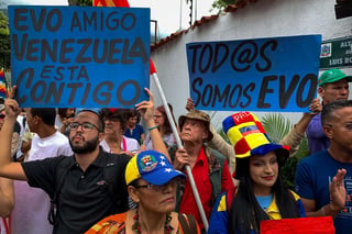 Movimientos sociales y el Partido Socialista Unido de Venezuela (PSUV) realizan este martes una marcha en Caracas en defensa y solidaridad al dimitente presidente de Bolivia, Evo Morales. (EFE)
